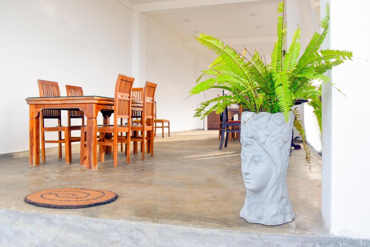Kavin Beach Hotel Хіккадува Екстер'єр фото