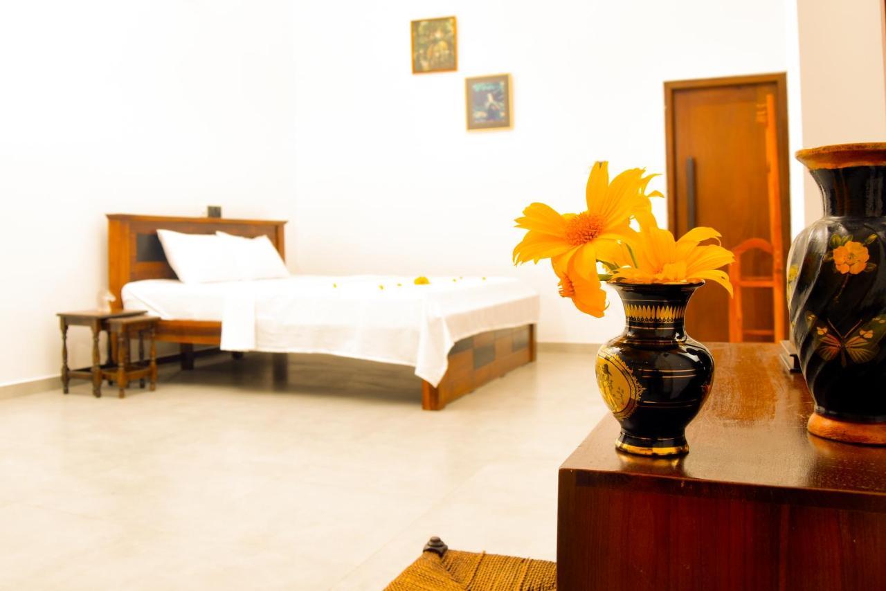 Kavin Beach Hotel Хіккадува Екстер'єр фото