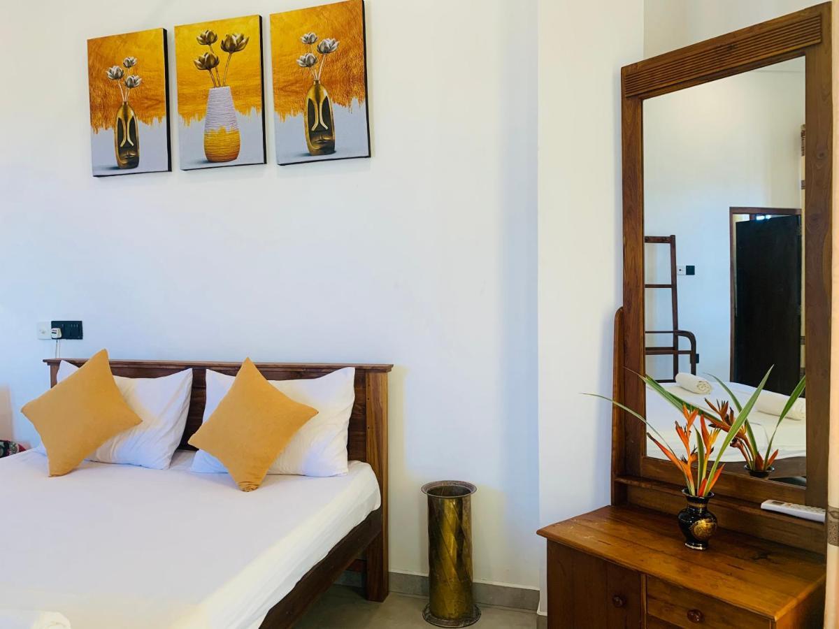 Kavin Beach Hotel Хіккадува Екстер'єр фото