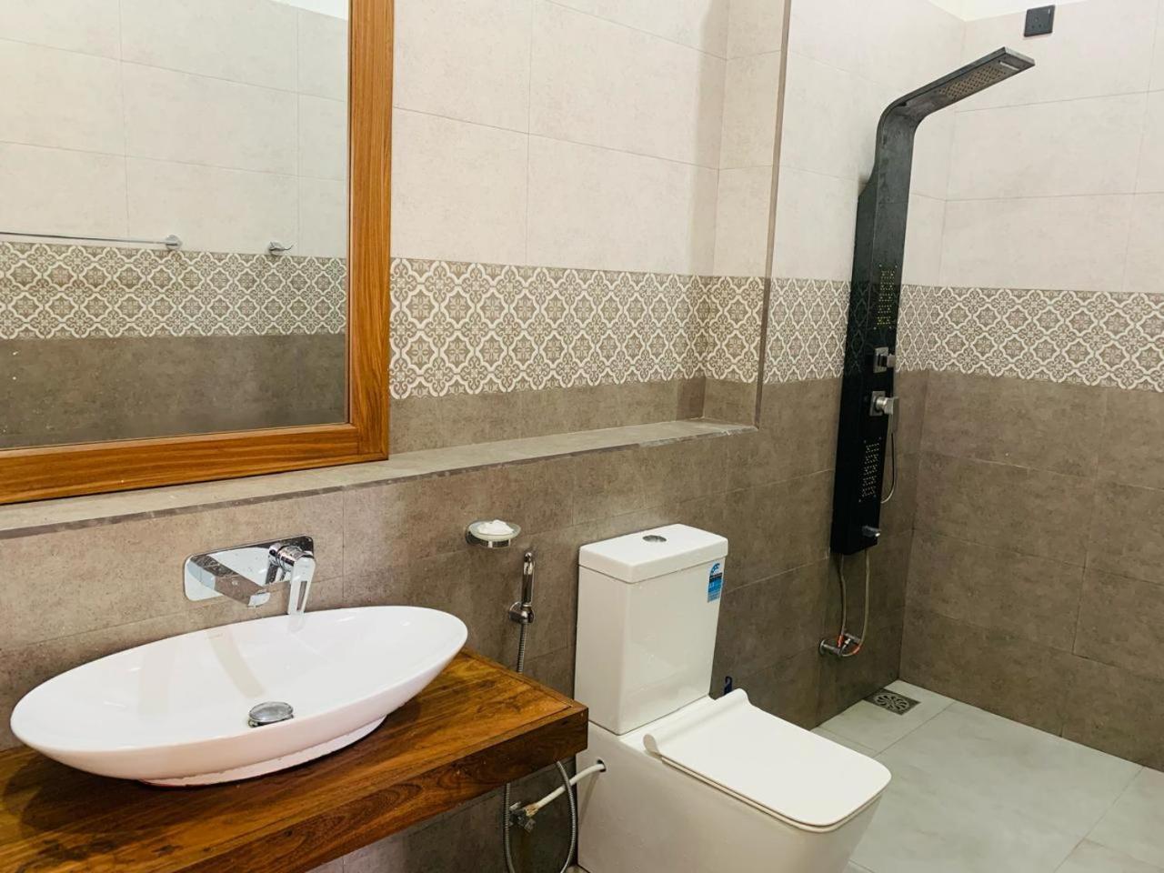 Kavin Beach Hotel Хіккадува Екстер'єр фото